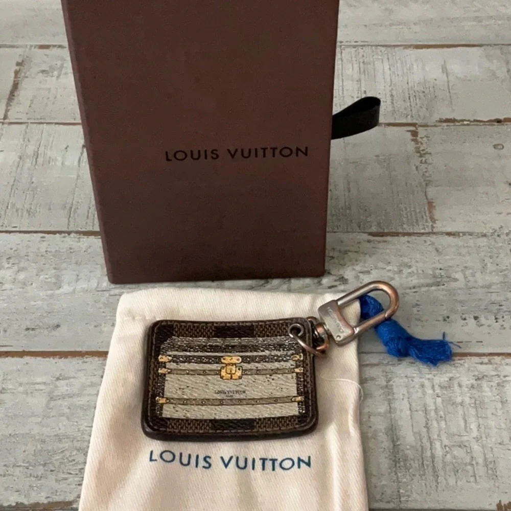 LOUIS VUITTON Porte Cure llystre Trunk Charm Key Holder
